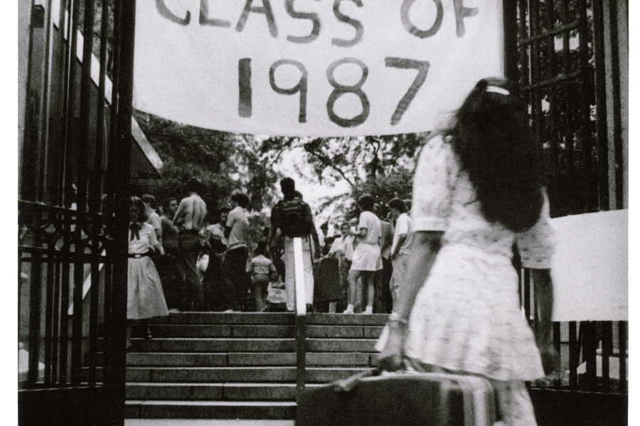 A sign at the College gates reading "Welcome Class of 1987"