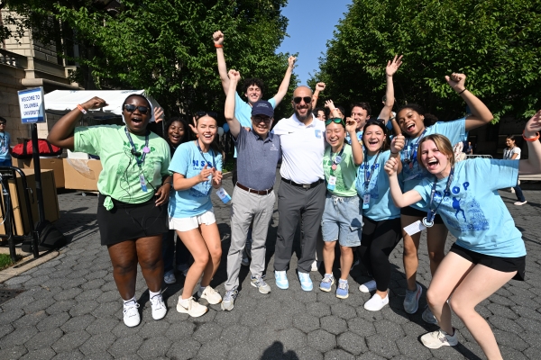 Columbia Engineering Dean Shih-Fu Chang and Columbia College Dean Josef Sorett join New Student Orientation Program (NSOP) volunteers to welcome incoming Columbians.